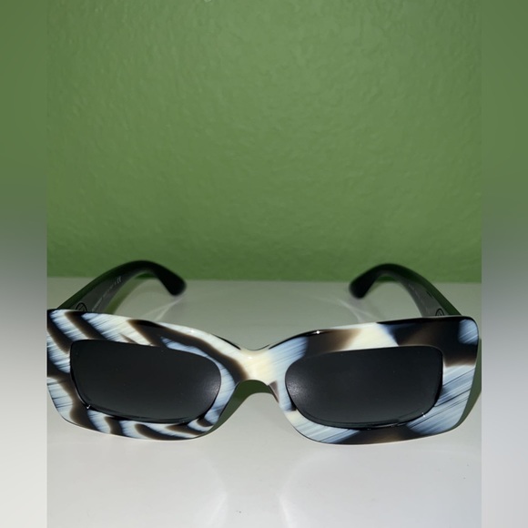Burberry Designer Sunglasses - Picture 5 of 6
